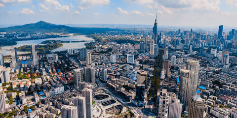 Obraz premium Aerial scenery of Zifeng Building and Xuanwu Lake in Nanjing, Jiangsu, China