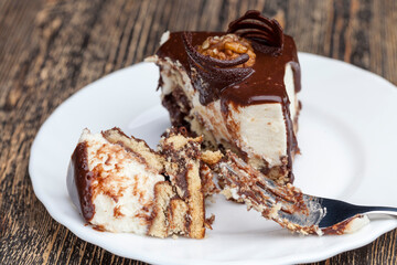 Creamy cheesecake with chocolate and cookies