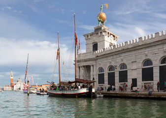 Fototapeta na wymiar Venezia. Giudecca. Punta della Dogana verso San Giorgio con il trabaccolo Nuovo Trionfo 