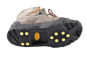 Wanderschuhe mit Spikes auf weißem Hintergrund