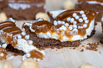 round tartlet with salted caramel and roasted hazelnuts