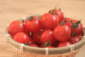 竹ざるに盛られたミニトマト