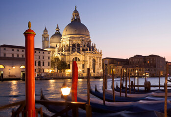 Venezia. Basilica della Salute con gondole al palo in Canal Grande