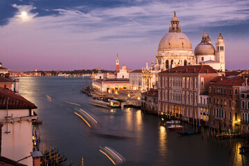 Fototapeta na wymiar Venezia. Veduta dall' alto della Basilica della Salute sul Canal Grande al tramonto