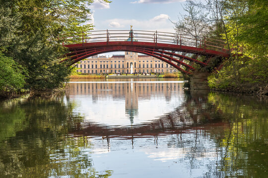 rote Brücke im Park vom Schloss Charlottenburg. Schloss im Hintergrund