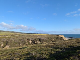Fototapeta na wymiar view of the coastal cliffs over the Pacific Ocean in Half Moon Bay, California