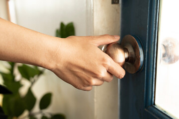 Obraz premium hand hold handle of door, close up