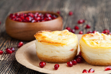 mini cheesecake with berry jam filling