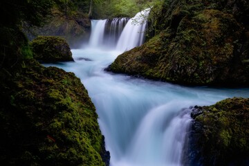 Fototapeta na wymiar Beautiful waterfall in the Pacific Northwest.