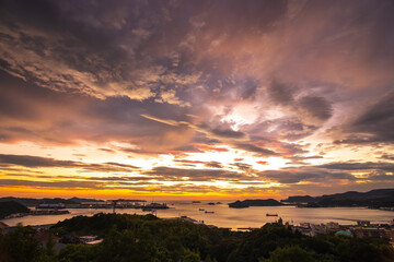 長崎の夕陽　オレンジの空と海