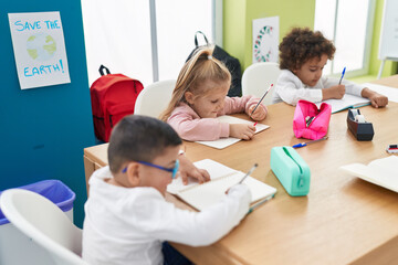 Obraz premium Group of kids students sitting on table studying at classroom