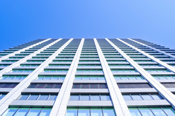 オフィス街のビルと青空