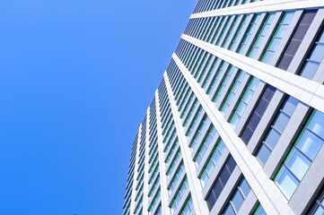 オフィス街のビルと青空