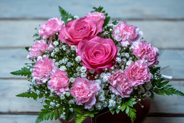 バラとカーネーションの花束
