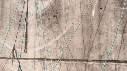 Cuerdas junto a pared de hormigón en puerto
