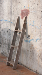 Escalera de madera en pared de hormigón de puerto