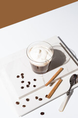 Café irlandés con crema batida y canela en un fondo marrón