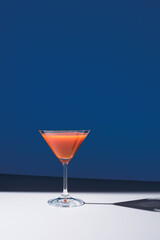 Coctel Bloody Mary con zumo de tomate sobre fondo azul	