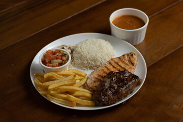 Prato de Picanha com frango ou porco com guarnições