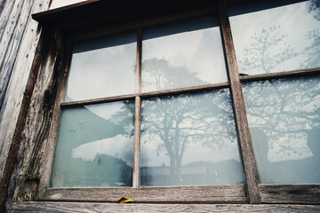 古びた家の窓