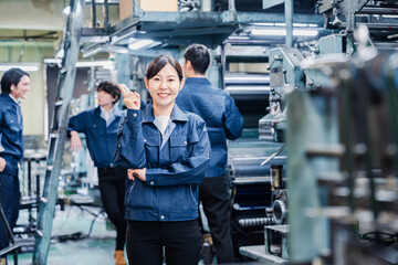 Fototapeta premium アイデアがひらめいた女性労働者