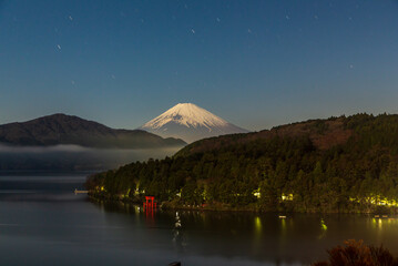 箱根町芦ノ湖から月光に照らされた富士山
