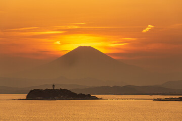 逗子市の高台から相模湾越しのダイヤモンド富士