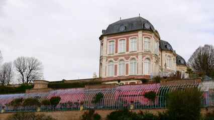 Château La folie de Buissy et sa serre tropicale sur la commune de Long en bord du fleuve de la Somme en France