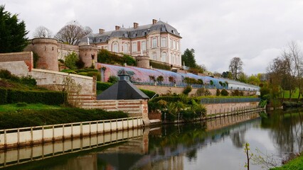 Fototapeta premium Château La folie de Buissy et sa serre tropicale sur la commune de Long en bord du fleuve de la Somme en France