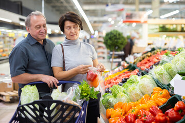 husband and wife choose quality pepper