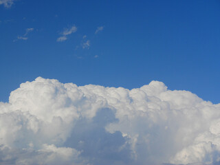 日本、もくもくした雲
