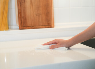 wipe the water off kitchen
