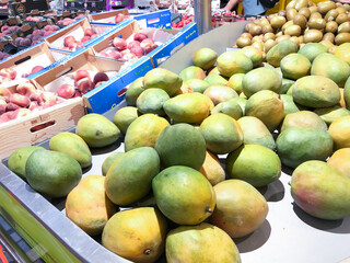 illustration d'un étalage de fruits ici des mangues, kiwis, pêche plates pêches