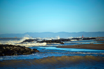 Matinée venteuse au bord de mer en hiver