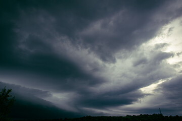 Fototapeta na wymiar illustration d'un ciel avec ses nuages dans les teintes de gris foncé
