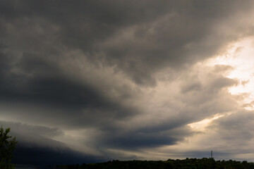Fototapeta na wymiar illustration d'un ciel avec des gros nuages dans les teintes de gris et blanc