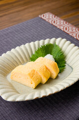 玉子焼き（だし巻き卵）、青じそと大根おろし添え