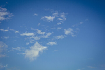 Naklejka na ściany i meble illustration d'un ciel bleu avec quelques nuages blanc moutonneux