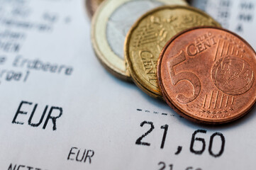 Preissteigerungen und Inflation in Europa - Kassenzettel aus dem Supermarkt