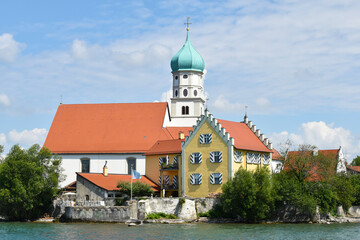 Bodensee, Wasserburg am  Bodensee,  Kirche St. Jakob im Morgenlicht an einem schönen Sommermorgen