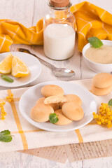 Cookies with lemon cream filling