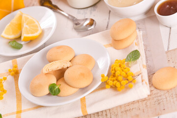 Cookies with lemon cream filling