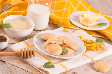 Cookies with lemon cream filling