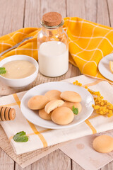 Cookies with lemon cream filling