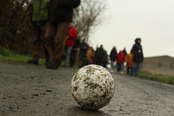Bo&szlig;elkugel we&szlig; mit Menschen im Hintergrund, weiss