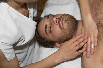 Fototapeta na wymiar massage d'un jeune homme en institut