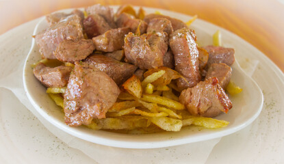 Trozos de secreto de cerdo ibérico a la plancha con patatas fritas