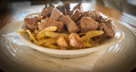 Trozos de secreto de cerdo ibérico a la plancha con patatas fritas