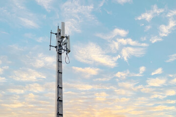 Obraz premium Signal tower or Mobile phone tower .Glbal connection and internet network concept.on blue sky.