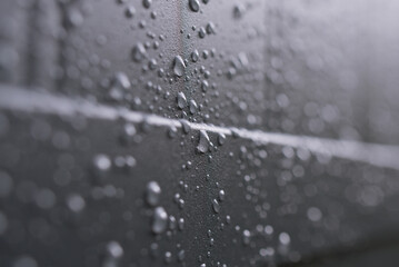 Gouttes de pluie sur fond gris